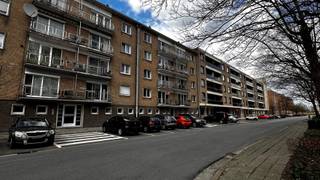 Dit verzorgd en instapklaar appartement is gelegen in Lokeren en bevindt zich op de eerste verdieping. <br />Bij het binnenkomen word je verwelkomd in een inkomhal die leidt naar de gezellige woonkamer. Aansluitend vind je een volledig ingerichte keuken. Het appartement beschikt over twee volwaardige slaapkamers en een badkamer met douche, badkamermeubel en toilet.<br /><br />Het appartement is voorzien van een berging en extra kelderberging op de gelijkvloers verdieping. Dankzij de aanwezige lift is het appartement bovendien vlot toegankelijk.<br /><br />Daarnaast is er zowel voor- als achteraan een terras aanwezig.<br /><br />De huurprijs bedraagt € 725 + € 75 vaste kosten per maand.<br />Dit appartement is beschikbaar vanaf oktober/2026<br /><br />Een ideale woonst voor wie comfort, ruimte en energiezuinigheid wil combineren op een centrale ligging.