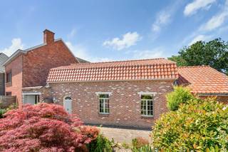 <strong>Contacteer Apers Taghnee via taghnee@ocvastgoed.be of via +32 475 42 89 58.</strong> Deze charmante hoeve met romantische tuin zal u zeker en vast kunnen bekoren. Zodra we binnen stappen in deze woning denk je er de landelijke inrichting zo bij. Er is een inkomhal, keuken, open leefruimte, een vaste trap naar een zeer ruime zolderverdieping waar tot 2 extra kamers kunnen voorzien worden. Er is reeds een badkamer en keuken, alsook is er een tweede ruimte die werd voorbereid om een ruime, tweede badkamer te worden of als extra slaapkamer met zicht op de romantische tuin. Bovendien is er nog een extra zolderruimte en een externe garage met oprit in de voortuin. De tuin is een échte kers op de taart op een perceel van bijna 4 are. De hoeve werd reeds deels gerenoveerd, zo werd er een gloednieuw dak geplaatst, de isolatiematerialen voor het onderdak zijn reeds beschikbaar, deze dienen enkel nog geplaatst te worden (vandaar niet mee ingenomen in het EPC resultaat). Er is zeer recente dubbele beglazing voorzien (2025). De woning dient verder afgewerkt te worden.<br />- Electriciteit is niet conform het AREI<br />- EPC: energiescore 615 kWh/m² jaar<br />Het perceel te Hamme, afdeling 2, sectie C, met perceelnummer 0334NP0000 bevindt zich niet in een risicozone voor overstromingen, G-score: A P-score: C.<br />Stedenbouwkundige inlichtingen: woongebieden, geen verkavelingsvergunning, geen rechterlijke herstelmaatregel of bestuurlijke maatregel opgelegd.<br /> Wees er dan snel bij, contacteer <strong>Apers Taghnee vandaag nog via taghnee@ocvastgoed.be of via +32 475 42 89 58</strong>.<br />