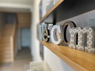 Aan de rand van de stadskern te Landen, hier de Overwindenstraat, treffen we deze woonst, onlangs volledig gerenoveerd.<br />De Overwindenstraat 39 kenmerkt zich volledig door zijn nabijheid bij het station, de scholen, de winkels, alle sportaccomodatie, de rust (vooral achteraan langs de tuinkant). Hier kom je meteen op een wandelpad, dat binnenkort nog van meer extra groen wordt voorzien door Stad Landen.<br />Op het gelijkvloers treffen we de ruime inkomhal, die verder toegang biedt tot het toilet, de gerenoveerde badkamer, de bovenverdieping en de leefruimte. Die leefruimte is netjes en gezellig ingericht en ook hier heb je meteen connectie met een super hypergeïnstalleerde keuken. Wauw.....<br />Wanneer je staat te kokkerellen geniet je echt van het super leuke terras buiten en de tuin. Via de tuin heb je ook nog recht op een wasplaats, die ook dienst kan doen als berging.<br />Op de eerste verdieping : 3 slaapkamers en tevens werd ook de zolderkamer, bereikbaar via een vaste trap, volledig ingericht.<br />Er is een kelder en achteraan in de tuin twee garages.<br />Voordelen nog es op een rijtje : zonnepanelen aanwezig sinds 2020 (13 stuks, zonder groene stroomcertificaten), alarm (verisure), airco's in de keuken en op 2 slaapkamers, rolluiken in de slaapkamers, rechts van de woning heb je een zijingang naar de tuin, twee garages achteraan in de tuin langs het wandelpad, vloeren en plafonds geïsoleerd, 4 slaapkamers en een topkeuken...<br />Je zal snel verwonderd staan hoor.<br />Neem snel contact op voor een afspraak op 011/361919