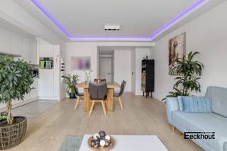 Op zoek naar een stijlvol en doordacht gerenoveerd appartement in hartje Oostende? Dan is dit pareltje precies wat je zoekt!Hoewel dit moderne...