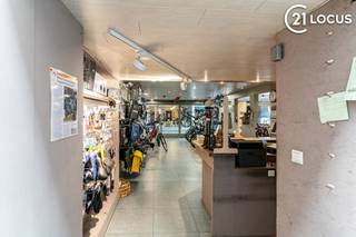 ous cherchez un espace commercial idéalement situé avec une visibilité maximale et un passage fréquent ? Ce local est situé dans une charmante...