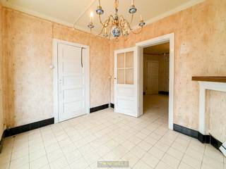 <h3> </h3>
<br />TE RENOVEREN STARTERSWONING MET STADSKOER IN KINDVRIENDELIJKE BUURT te Ronse. Deze VOLLEDIG TE RENOVEREN WONING biedt u INKOMHAL EN LEEFRUIMTE waar eenvoudig een OPEN KEUKEN kan worden geïntegreerd, aangevuld met ruimte voor een BADKAMER en een VERANDA-UITBOUW die zorgt voor EXTRA WOONVOLUME. Op de eerste verdieping bevinden zich TWEE VOLWAARDIGE SLAAPKAMERS, terwijl de tweede verdieping een RUIME ZOLDER omvat met POTENTIEEL VOOR EEN DERDE SLAAPKAMER, BUREAU OF HOBBYRUIMTE. Achteraan geniet u van een AANGENAAM KOERTJE dat kan worden ingericht als GEZELLIGE STADSTUIN, perfect om TOT RUST TE KOMEN IN ALLE PRIVACY. Verder bestaat de mogelijkheid om optioneel een APARTE GARAGEBOX aan te kopen met EXTRA STAANPLAATS ERVOOR en een TUINTJE ACHTERAAN.<br /><br />Adres: Ernest Solvaystraat 8 te Ronse<br /><br />Renovatieplicht van toepassing; 