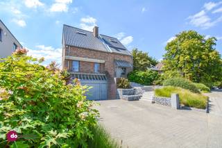 Speelse, vrijstaande woning met 384 m² woonplezier en een ZW-gerichte tuin vol privacy Een perceel van 7a45, volop zon, meerdere terrassen én een...