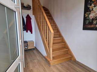 <strong><span>Gerenoveerde halfopen bebouwing met tuin en garage gelegen in een rustige, kindvriendelijke wijk.<br /><br /><u>Een bezoek aanvragen kan eenvoudig via onze website: www.immodrie.be. Zoek het pand terug onder 'Te Huur' en selecteer vervolgens op de pagina de optie 'Bezoek aanvragen'. Omwille van de grote reeks aanvragen, worden verzoeken via Immoscoop of andere portaalsites niet verwerkt.</u></span><br /></strong>
<p><span>We betreden de woning via de inkomhal, waar zich meteen een apart toilet bevindt alssok de trap naar de eerste verdieping. Vanuit de inkomhal komen we terecht in de lichtrijke woonkamer, die naadloos aansluit op de open keuken. De keuken is volledig uitgerust en biedt alle nodige comfort voor dagelijks gebruik.</span></p>
<p><span>Via de keuken is er rechtstreeks toegang tot de tuin, die beschikt over een verhard terras en een praktische tuinberging. Ook via de wasplaats is de tuin bereikbaar. Daarnaast beschikt de woning over een inpandige garage, voorzien van een automatische sectionaalpoort.</span></p>
<p><span>Op de eerste verdieping vinden we twee volwaardige slaapkamers. Daarnaast is er een derde kamer die flexibel kan worden ingericht als dressing, bureau of hobbyruimte. De badkamer is uitgerust met een ruime inloopdouche, een toilet en een badkamermeubel met enkele wastafel.</span></p>
<p><span>Tot slot is er op de overloop een vlizotrap die toegang biedt tot de zolderverdieping. Deze ruimte is ideaal als extra bergruimte en biedt een praktische oplossing voor het opbergen van spullen die niet dagelijks nodig zijn.</span></p>