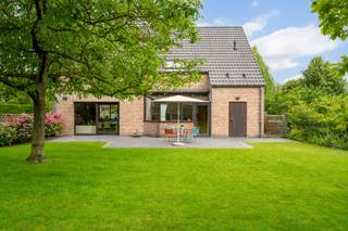 BEZOEKDAG VOLZET!<br /><br />Bij het betreden van de woning komt u in de inkomhal met gastentoilet en lavabo. <br />De lichtrijke leefruimte met gezellige houtkachel geniet van een directe verbinding met het terras en de mooi aangelegde, zuid-gerichte tuin. <br />De ruime leefkeuken is praktisch ingericht en sluit naadloos aan met de wasplaats en een extra grote berging.<br />Daarnaast beschikt u over een multifunctionele atelier-/hobbyruimte of fietsenberging met rechtstreekse toegang tot de oprit.<br /><br />Op de eerste verdieping bevinden zich maar liefst 5 volwaardige slaapkamers, een badkamer, gevolgd door een bijkomende berging die perfect kan worden ingericht als dressing. <br /><br />De ruime zolder biedt nog extra opbergmogelijkheden.<br /><br />Buiten geniet u van een oprit met plaats voor 3 wagens en een zonnige, ZUID-gerichte tuin met groot terras, waar het heerlijk vertoeven is.<br /><br />TROEF: TOP-LIGGING! Rustige en centrale ligging, met winkels, scholen, openbaar en vervoer op wandelafstand. <br /><br />Kortom, een ruime, functionele en instap klare gezinswoning met tal van mogelijkheden, ideaal voor grote/samengestelde gezinnen of vrij beroep.<br /><br />Voor meer info of een bezoek, bel Marianne: 0478 38 12 88<br />De vermelde oppervlakten zijn louter informatief en niet gebonden.