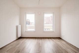 <p><span>Spacieux appartement d'une chambre à Wilrijk. Cet appartement dispose d'un salon spacieux avec beaucoup de lumière naturelle, relié à une cuisine ouverte pratique. La salle de bain est équipée d'une baignoire avec fonction douche, d'un lavabo et de toilettes. La chambre à coucher se trouve à l'arrière du bâtiment, au calme, et dispose d'une terrasse communicante d'environ 6 m².  Il y a également un débarras séparé avec les raccordements nécessaires pour une machine à laver et les installations techniques. En outre, vous disposez d'un local à vélos au sous-sol.</span></p><p><span>Cet appartement est situé dans la populaire Golfstraat, une rue calme avec un excellent accès au centre-ville d'Anvers, aux principales voies d'accès et aux transports publics. Les supermarchés, les parcs et les installations sportives sont accessibles à pied.</span></p>