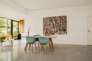 <p><span>Dit commercieel gelijkvloers bevindt zich in een recente nieuwbouw, strategisch gelegen in het kloppend hart van ‘het Zuid’ tussen de Gedempte Zuiderdokken aan de Vlaamse Kaai en het Museum Van Schone Kunsten aan de Leopold de Waelplaats. Het Zuid is één van de top locaties van Antwerpen, waar de dynamiek van beweging en leven nooit stil lijkt te vallen. Het is een bruisende buurt met een overvloed aan restaurants, bars en winkels. Er is eveneens een gemakkelijke verbinding naar de in-en uitvalswegen rond Antwerpen.<br /><br />Bij het binnen komen van het pand is er voldoende plaats voor een balie en wacht- of zitruimte met bijhorende kitchenette en twee wc's. De kantoorruimtes zijn opgedeeld door verplaatsbare panelen die op een makkelijke manier weg te schuiven zijn tot één grote ruimte. Verder is er nog een tweede keuken waar de collega's kunnen genieten van veel lichtinval en een zeer groot terras (+/-70m²), perfect voor een gezellige lunch in de zon. Het terras aan de achterzijde is zuid/west georiënteerd waardoor de zon aangenaam binnen schijnt. De volledige glaspui aan achter- en voorgevel is 20m lang waardoor er uitzonderlijk veel lichtinval aanwezig is.</span></p>
<p><span> </span><span>Ook is er de mogelijkheid om drie ondergrondse autostaanplaatsen aan te kopen voor 45.000,00 euro per parking.</span></p>
<p></p>