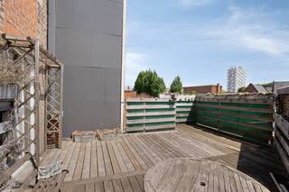 Bent u op zoek naar een eigendom waar wonen en ondernemen hand in hand gaan? Dan biedt dit veelzijdige pand in de Brugsestraat te Kortrijk een unieke opportuniteit. Gelegen in één van de gekende handelsassen van Kortrijk geniet deze eigendom van een uitstekende zichtbaarheid, een vlotte bereikbaarheid en een constante passage van potentiële klanten. De Brugsestraat maakt deel uit van het bruisende handelsweefsel van Kortrijk, wat deze locatie bijzonder interessant maakt voor zelfstandigen en investeerders.Indeling:- handelsgelijkvloers momenteel ingericht als snackbar/frituur- 1e verdiep: - Lichtrijke leefruimte voorzien van grote raampartijen - Geïnstalleerde keuken voorzien van gasfornuis, vaatwas en koelkast - Ruim dakterras - Apart toilet 2e verdiep: - 3 ruime slaapkamers - badkamer voorzien van douche en lavabomeubelDeze eigendom is dan ook uitermate geschikt voor ondernemers die hun eigen zaak wensen uit te bouwen, investeerders die op zoek zijn naar een combinatie van commercieel en residentieel rendement, of gezinnen die wonen en werken onder één dak willen verenigen.Wenst u meer info over deze woning of wenst u een bezoek ter plaatse? Contacteer Alissia Dewitte (0472 18 64 21 - alissia.dewitte@dewaele.com) of Lina Issakhani (0470 85 30 80 - lina.issakhani@dewaele.com) Bestuursmaatregelen in het maatregelenregister: in aanvraag
