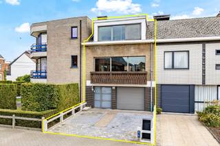<p><span>Alweer VERKOCHT op 1e BEZOEKDAG. Contacteer JARI WANTE 0470 211 482 voor een gratis schatting en vrijblijvend gesprek.<br /><br />Deze bel-etage woning dateert van 1970 en is zeer gunstig gelegen in Wetteren Ten-Ede op wandelafstand van alle voorzieningen zoals winkels, scholen en openbaar vervoer. Bovendien is deze woning vlot bereikbaar dankzij verschillende invalswegen en de nabijheid van de op- en afritten van de R4, E17 en E40.<br /><br />De indeling is als volgt: inkomhal, gevolgd door de badkamer die voorzien is van een dubbel badkamermeubel, ligbad, inloopdouche en toilet. Verder vinden we gelijkvloers heel wat berging en een inpandige garage met elektrische poort.</span></p><p><span> </span></p><p><span>Op de eerste verdieping vinden we de keuken die voorzien is van een frigo, inductie kookplaat, oven, microgolf, vaatwasser en ingebouwd koffietoestel. Verder vinden we een tweede toilet, een bureau ruimte en ruime leefruimte. Vanuit de keuken kan u naar het terras en de tuin. Op de tweede verdieping vinden we 3 ruime slaapkamers. </span></p><p><span> </span></p><p><span>Een grote troef is de aangename tuin, ideaal om te ontspannen en te genieten van de rust.</span></p><p><span> </span></p><p><span>EPC: 259 kWh/(m² jaar) - label C</span></p><p><span>Hoogrendementsglas met aluminium</span></p><p><span>Cv op stookolie<br /><br />Deze woning is een ABSOLUTE TOPPER voor gezinnen en voor wie houdt van ruimte.<br />VOOR ZEER SNELLE BESLISSERS!!<br /><br />Alle documenten zijn raadpleegbaar op de website www.immo-zone.be.</span></p><p><span> </span></p>