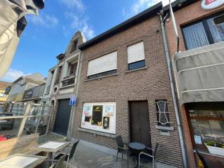 Te renoveren huis (100m²) gelegen in het centrum van Kontich met mogelijkheden voor zowel handelsactiviteit (polyvalent) als wonen.Het pand biedt een...