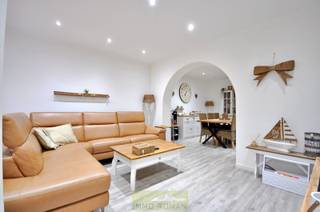 Recent gerenoveerde woning met carport te Ronse. Goed gelegen, op wandelafstand van het bruisende stadscentrum, shopping plaza en tal van...