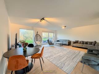 1ste bezoekdag zaterdag 20 december! Inschrijven kan via www.nobels.be onder referentienummer 4196857.Deze MODERNE en ENERGIEZUINIGE GEZINSWONING...