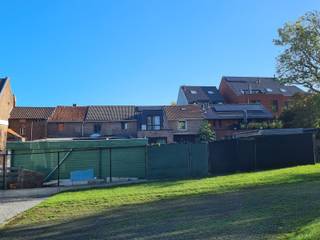 <h1><span>Op te knappen starterswoning nabij het centrum van Tongeren!</span></h1><p><span>Op zoek naar een woning die je volledig naar eigen smaak kan afwerken? Deze knusse woning met heel wat potentieel combineert een rustige ligging met een vlotte bereikbaarheid en de nabijheid van het centrum van Tongeren.</span></p><p><span>De woning vraagt nog verdere renovatie en afwerking, maar vormt dankzij de reeds uitgevoerde belangrijke renovatiewerken een interessante basis voor wie op zoek is naar een gezellige starterswoning met een fijne stadstuin.</span></p><p><span> </span></p><h3><span>Indeling</span></h3><p><span>Via de inkomhal kom je rechtstreeks in de leefruimte. Aansluitend bereik je een tweede, lichtrijke ruimte in de recentere aanbouw. De grote glaspartijen zorgen hier voor veel natuurlijk licht en een mooi zicht op de groene stadstuin.</span></p><p><span>Deze ruimte leent zich uitstekend voor het creëren van een ruime en gezellige leefkeuken, met een rechtstreekse verbinding naar het terras en de tuin. Zo kan hier een aangename leefomgeving ontstaan waarbij binnen en buiten mooi in elkaar overvloeien.</span></p><p><span>De tuin biedt bovendien een leuke hoeveelheid privacy.</span></p><p><span>Op de eerste verdieping bevinden zich twee slaapkamers en een apart toilet.</span></p><p><span>Via een vaste trap bereik je tot slot de zolderverdieping, die bijkomende mogelijkheden biedt.</span></p><h3><span> </span></h3><h3><span>Troeven</span></h3><ul><li><span>Rustige ligging</span></li><li><span>Nabij het centrum van Tongeren</span></li><li><span>Goede bereikbaarheid</span></li><li><span>Gezellige groene stadstuin</span></li><li><span>Lichtrijke recente aanbouw met grote glaspartijen</span></li><li><span>Twee slaapkamers</span></li><li><span>Zolder bereikbaar via vaste trap</span></li><li><span>Belangrijke renovatiewerken reeds uitgevoerd</span></li><li><span>Heel wat potentieel om verder af te werken naar eigen smaak</span></li><li><span>Ideale basis voor een gezellige starterswoning</span></li></ul><p><span> </span></p><p><span>Een woning voor wie graag zelf de laatste hand legt aan zijn toekomstige thuis en op zoek is naar een betaalbare woning met potentieel op een fijne locatie nabij het centrum van Tongeren.</span></p><p><span> </span></p><p><span>Neem vandaag nog contact met ons op via 089/50.35.85 of via <span>info@immopa.be</span></span></p><p><span> </span></p><p><span>Binnen deze advertentie wordt gebruikgemaakt van AI-gegenereerde beelden. De getoonde beelden zijn louter indicatief en niet-bindend en dienen ter illustratie van de mogelijke toekomstige uitstraling van het pand. </span></p>