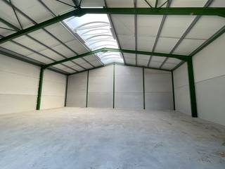 Uitstekend gelegen nieuwbouw KMO-unit van 360 m² te huur op slechts 450 m van de op- en afrit 10 Beernem van de E40.<br />De opslagruimte met een vrije hoogte variërend tussen 6 m en 7,40 m is toegankelijk via een automatische sectionale poort (4,50 m x 4,50 m) met afzonderlijke toegangsdeur. Daarnaast is de loods voorzien van een lichtstraat met rookluik, de nodige elektriciteit en LED-verlichting. <br />Ruime parkeer- en manoeuvreerruimte voorzien op het terrein. Beschikbaar in overleg. <br />Contacteer PANORAMA B2B voor bijkomende (technische) inlichtingen, plannen of een vrijblijvend plaatsbezoek 0479 70 70 73.