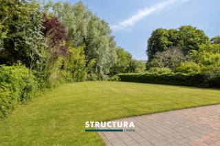 Spacieuse villa avec 4 chambres, bureau et deux garages. Vous êtes à la recherche d'une spacieuse maison familiale offrant de nombreuses possibilités et bénéficiant d'une excellente accessibilité ? Cette villa quatre façades est faite pour vous. Érigée sur un terrain de 8 ares 27 centiares, entre Relegem et Zellik, elle bénéficie d'un environnement résidentiel calme tout en profitant d'un accès rapide à Bruxelles, au Ring, à l'E40, aux commerces, aux écoles et aux transports en commun. Avec une superficie habitable d'environ 282 m², cette propriété offre tout l'espace nécessaire pour une grande famille, une profession libérale ou toute personne souhaitant profiter d'un cadre de vie confortable. Le séjour et la cuisine donnent sur le jardin, offrant une belle luminosité naturelle ainsi qu'une agréable vue verdoyante tout au long de l'année. Composition : Spacieux hall d'entrée avec accès aux deux garages intégrés, toilette invités, lumineux séjour avec vue sur le jardin, cuisine entièrement équipée, buanderie/remise, bureau ou chambre supplémentaire. À l'étage : vaste hall de nuit polyvalent, quatre grandes chambres et une salle de bains. Extérieur : Jardin agréable offrant beaucoup d'intimité, grande terrasse et nombreuses possibilités de stationnement sur la propriété. Les atouts : * Excellente situation entre Relegem et Zellik* Accès rapide à Bruxelles, au Ring et à l'E40* Terrain de 8 ares 27 centiares* Superficie habitable d'environ 282 m²* 5 chambres (4 + 1)* Deux garages intégrés* Séjour et cuisine avec une belle vue sur le jardin* PEB C (267 kWh/m²/an)* Bien sans amiante* Chauffage au gaz, complété par un chauffage électrique à l'étage* Maison familiale idéale offrant de beaux volumes et un excellent potentielCette spacieuse villa combine une situation stratégique, des espaces de vie confortables, un grand jardin et une disposition particulièrement fonctionnelle. Une opportunité idéale pour les personnes recherchant espace, accessibilité et qualité de vie. Intéressé(e) ? Contactez Structura pour plus d'informations ou pour organiser une visite au 02/460.80.46 ou via info@structura.be