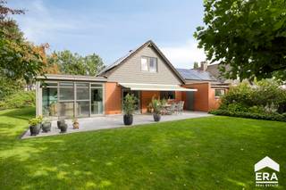 Instapklare woning met 4 slaapkamers te koop in Lommel<br />LOMMEL-BARRIER:
<ul><li>Verrassend ruime eengezinswoning met 4 slaapkamers en veranda</li><li>Ruime living met veranda (2015)</li><li>Keuken (2014)</li><li>1 slaapkamer met dressing op gelijkvloers</li><li>badkamer op gelijkvloers</li><li>3 slaapkamers op verdieping</li><li>Garage met zolder</li><li>Afzonderlijke wasplaats</li><li>Airco (tevens verwarmen mogelijk) in veranda</li><li>25 zonnepanelen met totaal vermogen van 6.250 WP</li><li>Groenestroomcertificaten met restwaarde van ca. € 6.000</li><li>Zuidwest georiënteerde tuin met terras, zonneluifel en tuinhuis</li></ul>