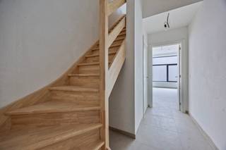 Energiezuinige nieuwbouwwoning met 3 slaapkamers in groene omgeving
Welkom in deze moderne, energiezuinige nieuwbouwwoning, gelegen in de rustige en groene omgeving van Spoorweglaan 53 te Herne. Deze prachtige woning combineert hedendaags wooncomfort met een duurzame en energie-neutrale bouwstijl.
Bij het betreden van de woning wordt u verwelkomd in een lichtrijke leefruimte met een open keuken, perfect voor gezellige momenten met familie en vrienden. De keuken is volledig uitgerust en biedt een stijlvol en functioneel ontwerp. Aansluitend vindt u een praktische berging, ideaal voor extra opslagruimte.
Op de bovenverdieping bevinden zich drie ruime slaapkamers en een moderne badkamer, voorzien van alle comfort. Dankzij de energiezuinige technieken geniet u van een lage energiekost en een aangenaam binnenklimaat, het hele jaar door.
Buiten biedt de woning een mooie tuin waar u in alle rust kunt ontspannen. Daarnaast beschikt u over twee private parkeerplaatsen en een ruime berging, wat zorgt voor extra gemak.
Deze woning is ideaal voor wie op zoek is naar een duurzame, moderne thuis in een groene en goed bereikbare omgeving.
Interesse? Contacteer ons voor meer informatie of een bezoek! Michael@immoaccenta.be