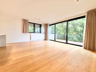 <p>Ideaal gelegen, dicht bij het Terkamerenbos en de renbaan van Boisfort, op de 3e verdieping van een recent gebouw uit 2018, bieden wij dit prachtige appartement van 100m2 met groot terras aan. Het biedt: een hal, aparte WC, lichtrijke woonkamer met volledig ingerichte open keuken, bijkeuken, terras op het westen (+- 15m2), een master suite met badkamer (bad, douche, dubbele wastafel en WC), een slaapkamer van 10m2 met badkamer met douche (douche en wastafel) en een kelder. Parkeerplaats in het gebouw: €100/maand. Provisie voor kosten: €120/maand (gemeenschappelijke kosten, verwarming en warm water). Onmiddellijk beschikbaar. PEB: A-. U zult gecharmeerd zijn van de helderheid, de staat en de locatie. Een must-see!</p>