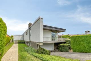 De eigendom wordt aangeboden via de Pre-sale formule. Op maandag 29/06 tussen 17u - 19u of zaterdag 04/07/2026 tussen 10u - 12u kan u deze villa op afspraak komen bezichtigen en uiterlijk op dinsdag 07/07/2026 om 17u een bod uitbrengen. De vermelde prijs is een instelprijs.In een gegeerde residentiële woonwijk bevindt zich deze stijlvolle en tijdloze villa van architect A. Boucneau, waar u geniet van maximale rust en privacy, terwijl de Grote Markt en winkels zich op korte afstand bevinden.Deze karaktervolle woning biedt een royaal woongedeelte van 181 m², volledig ingericht op één verdieping, wat zorgt voor een bijzonder comfortabel woongevoel. Via de inkomhal met een grote raampartij komt u in de aangename leefruimte die baadt in natuurlijk licht. De grote ramen creëren niet alleen een uitzonderlijke lichtinval, maar bieden ook een prachtig uitzicht op de Veurnse torens. Vanuit de leefruimte heeft u rechtstreeks toegang tot het ruime, zonnige terras waar u in alle rust kunt genieten van de groene omgeving.Aansluitend bevindt zich een ruime keuken met tal van mogelijkheden. Verder beschikt de woning over drie slaapkamers en een afzonderlijk bureau (of extra slaapkamer). De badkamer is uitgerust met een inloopdouche, toilet en wasmeubel.Een extra troef is de ruime kelderverdieping van circa 90 m² met een grote garage, een technische ruimte en een praktische wasplaats.De woning bevindt zich op een perceel van 862 m² en beschikt over een onderhoudsvriendelijke tuin met veel privacy.Met haar tijdloze architectuur, verrassend ruime volumes, rustige ligging en talrijke mogelijkheden vormt deze villa een unieke opportuniteit voor wie op zoek is naar een woning met karakter, comfort en toekomstpotentieel.De eigendom wordt aangeboden via de Pre-sale formule. Van 29/06/2026 om 00:00 tot 07/07/2026 om 17:00 kan u de woning op afspraak komen bezichtigen en een bod uitbrengen. De vermelde prijs is een instelprijs. Voor meer info, gelieve contact op te nemen met de dossierverantwoordelijke.Dit pand is onderworpen aan de renovatieverplichting van de Vlaamse overheid voor residentiële gebouwen (behoudens bij sloop binnen 5 jaar na de aankoop). Consulteer voor meer informatie de website van het Vlaams Energie- en Klimaatagentschap via https://www.vlaanderen.be/een-woning-kopen/renovatieverplichting-voor-residentiele-gebouwenBestuursmaatregelen in het maatregelenregister: nee