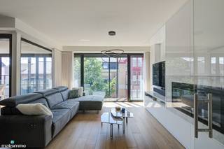 LUXUEUS AFGEWERKT APPARTEMENT MET 2 SLAAPKAMERS, OVERDEKT TERRAS, KELDERBERGING EN OPTIONELE ONDERGRONDSE AUTOSTAANPLAATS IN BILZEN-CENTRUM<br /><br />*** Bekijkt U dit appartement via een aanverwante website? Surf dan naar https://matisimmo.be/nl/aanbod/4382042/appartement-te-koop-in-3740-bilzen-hoeselt en klik op volgende link voor het INTERACTIEF GRONDPLAN: https://grondplan.matisimmo.be/grondplan/?map=BilzenOLVrouwstraat9AB21 ***<br /><br />In het bruisende centrum van Bilzen, in de winkelstraat en op slechts enkele stappen van de Markt met zijn gezellige terrassen en talrijke winkels, vinden we dit luxueus afgewerkte appartement terug. Dankzij deze voortreffelijke ligging zijn omliggende steden eveneens vlot bereikbaar, de op- en afritten zijn op slechts 5 minuten rijden gelegen. Dat alle faciliteiten in de omgeving gelegen zijn én dat leuke evenementen doorheen het jaar zo makkelijk bereikbaar zijn, maakt deze locatie eveneens erg geliefd.<br /><br />Het appartement is gelegen op de tweede verdieping van een rustige residentie en is bereikbaar via zowel de trap als de lift. De lift biedt bovendien directe toegang tot de kelderverdieping met de privatieve berging en ondergrondse autostaanplaats.<br /><br />De indeling is als volgt: via de inkomhal, die voorzien is van een apart gastentoilet en praktische op maat gemaakte kasten, betreedt men de ruime en lichtrijke leefruimte. Deze luxueus afgewerkte woonkamer is uitgerust met ingebouwde maatwerkkasten, een sfeervolle sierhaard en airconditioning, wat zorgt voor optimaal comfort en een gezellige uitstraling.<br /><br />Aansluitend bevindt zich de open, volledig geïnstalleerde keuken met een ruim keukeneiland. Via het grote schuifraam heeft men toegang tot het ruime, zuidwestgericht overdekt terras, dat voorzien is van een sunscreen en waar u in alle comfort kan genieten van de buitenruimte.<br /><br />Verder beschikt het appartement over twee volwaardige slaapkamers, waarvan één uitgerust is met airconditioning en ingebouwde maatkasten. De stijlvolle badkamer is voorzien van een enkele lavabo, een inloopdouche en een op maat gemaakte kast met geïntegreerde voorzieningen voor wasmachine en droogkast.<br /><br />Tot slot beschikt het appartement over een privatieve kelderberging en is er de mogelijkheid om de ondergrondse autostaanplaats optioneel aan te kopen.<br /><br />Wenst u dit luxueuze appartement graag zelf te bezichtigen? Contacteer ons vrijblijvend via 089/44.00.00 of info@matisimmo.be<br /><br /><em>De vermelde woonoppervlakte is steeds de bruikbare vloeroppervlakte overgenomen uit het EPC-verslag.</em><br /><br /><em>Bestuursmaatregelen in het maatregelenregister: nee</em><br /> 