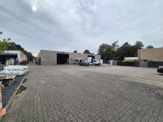 Ben je op zoek naar de ideale opslag of werkplaats? Zoek niet verder! Deze loods van maar liefst 1000 m² te Gentse Steenweg 535, 9420 Erpe-Mere heeft wat je zoekt. Naast de opslag of werkplaats zijn er ook nog twee kantoorruimtes inbegrepen in de huurprijs. Perfect om administratie en werk te combineren. <br /><br />Indeling hoofdgebouw:<br />- Inkomhal<br />- 2 kantoorruimtes met airco en één met kitchenette<br />- Gezamenlijke toiletten<br /><br />De opslag of werkplaats heeft een bruikbare oppervlakte van 1000 m² met achteraan het pand nog extra opslagplaats. Er is een spuitcabine aanwezig die eventueel ook als opslag kan dienen. Er is een ruime parking voor de loods voorzien. <br /><br />Het pand heeft een zeer goede ligging op de N9 in Erpe-Mere. Qua visibiliteit is deze ligging uitstekend en ook qua bereikbaarheid. Zowel de op-en afritten van de E40 in Erpe-Mere en Wetteren zijn slechts op enkele minuten gelegen van het pand. Dit zorgt ervoor dat ook grote bedrijven de ideale uitvalsbasis hebben voor vertrekkende en aankomende leveringen. <br /><br />Mis deze kans niet en vraag vandaag nog uw bezoek aan!<br /><br />Bij Albert kom je thuis