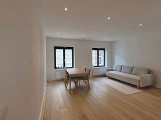 So Estates vous fait découvrir à Ixelles, Rue Keyenveld 30, ce charmant duplex de 80 m² (selon PEB), situé au 3ème étage d'un immeuble sans ascenseur. Son agencement optimisé et ses beaux volumes en font un lieu de vie à la fois agréable et fonctionnel. Le premier niveau se compose d'un lumineux salon de 20 m² ainsi que d'une cuisine ouverte entièrement équipée. À l'étage, une toilette séparée ainsi que deux chambres, l'une de 14 m² et l'autre de 8 m², avec une salle de douche avec WC attenante à la chambre principale. L'appartement bénéficie d'un très bon PEB : C-. Les charges mensuelles s'élèvent à 200 € (provision comprenant le chauffage individuel, les charges communes, l'eau privative, l'internet et l'électricité). Location pour 1 an avec prolongation possible. Possibilité de louer une emplacement de voiture dans la rue.