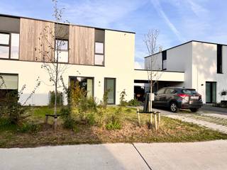 Ben je op zoek naar een instapklare woning voorzien van alle comfort en een laag energieverbruik. Dan is deze recente halfopen bebouwing met 3 slaapkamers misschien wel jullie nieuwe thuis.<br /><br />De woning is uitgerust met <strong>vloerverwarming</strong> aangedreven door een <strong>warmtepomp en zonnepanelen</strong>. In de slaapkamers zijn er convectoren voorzien.<br /><br />Binnenin de woning geniet je van een <strong>lichtrijke leefruimte</strong> met grote ramen met achteraan uitzicht op de <strong>afgebakende tuin</strong>. De <strong>open keuken</strong> met gezellige bar vormt het hart van de woning. Op het gelijkvloers bevinden zich eveneens de<strong> inkomhal met gastentoilet</strong> en een praktische <strong>ruime berging</strong>.<br />Op de verdieping zijn er <strong>3 ruime slaapkamers,</strong> een mooie <strong>ruime badkamer</strong> met bad en douche en een <strong>kleine berging.</strong><br />De wagen kan terecht in de <strong>carport</strong>. In de tuin staat een extra handige tuinberging.<br /><br />De woning combineert een moderne architectuur, een rustige ligging, een energiezuinig comfort en de nabijheid van scholen, fietsostrade, winkels en verbindingswegen.<br /><br /><strong>Domicilie verplicht.</strong><br /><strong>Huurprijs : 1.400 Euro per maand</strong><br /><span>Huurwaarborg : 3 maanden huur</span><br /><strong>Beschikbaar vanaf 01/02/2027</strong><br /><span>Bezoeken enkel na afspraak.</span><br /><br /><strong>Een bezoek plannen? Dit kan enkel via onze website www.stellarimmo.be/te-huur. Ga naar het pand en klik op de 'een bezoek aanvragen' knop onder de foto van de makelaar.<br /><br />Verdere info via martine@stellarimmo.be</strong>