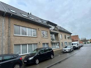 Rustig gelegen appartement op een boogscheut van de markt Langemark.<br /><br />Het appartement bestaat uit:<br />Ruime hal - 2 slaapkamers - badkamer - apart toilet - ruime leefruimte - keuken met zicht op terras - ruime bergruimte/wasplaats. EPC B<br /><br />Centrale verwarming op aardgas - radiatoren<br /><br />Syndic: 65 euro incl. ketelonderhoud - lift aanwezig<br /><br />Onmiddellijk vrij