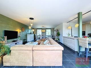 <p>Ontdek deze prachtige energiezuinige woning gelegen te Vlierzele, waar hedendaags comfort en moderniteit hand in hand gaan.<br />Door zijn ideale ligging nabij de N9 Aalst - Gent bereikt u vlot de E40, R4 en E17. Winkels, scholen en openbaar vervoer in de directe omgeving.<br /><br /><strong>Ideale woning én absolute topper voor starters, gezinnen of wie op zoek is naar een duurzame investering!</strong><br /><br />Deze instapklare gezinswoning, bouwjaar 2022 en klaar voor de toekomst, beschikt over een mooie bewoonbare oppervlakte van 182m² en is omgeven door een zuidelijk zonneterras en uitnodigende tuin op een royaal perceel van liefst 820m². Hier vindt u de ideale combinatie van functionele ruimte en een warme sfeer, perfect voor een heerlijk en zorgeloos gezinsleven.<br /><br /><strong>De indeling is als volgt:</strong> <br /><strong>beneden:</strong> inkomhal met apart toilet, ruime lichtrijke woon- en eetkamer van 50m², functionele open keuken met eiland, berging, CV-ruimte en wasplaats. Via de raampartijen met zonnefilters bereikt u het zonovergoten terras van 35m² met automatische zonneluifel, en nodigt de royale tuin uit tot genieten in absolute rust en uren speelplezier voor de kinderen.<br /><strong>boven: </strong>3 slaapkamers en een ruime badkamer met toilet en inloopdouche.<strong> </strong>De grote zolder (45m²) biedt mogelijkheden voor extra (slaap)kamers of een bureau /ontspanningsruimte.<br /><br /><strong>Troeven:</strong><br />✅Vloerverwarming beneden en boven<br />✅EPC A-label / Elektriciteit conform<br />✅Warmtepomp en 10 zonnepanelen<br />✅2 private parkeerplaatsen<br />✅Zuidelijk zonneterras met automatische luifel<br />✅Tuin bereikbaar via achterliggende wegel<br /><br /><strong>Weet:</strong> De vermelde prijs is een richt-/startprijs. Deze methode geeft jou, als potentiële koper, de kans om op een transparante manier te bieden. Na ontvangst van deze biedingen zal de verkoper beslissen of hij/zij de eigendom verkoopt aan het hoogste bod, de richtprijs is aldus niet bindend voor de verkoper.<br /><br /><strong>Benieuwd naar deze absolute topper ?? Kom langs tijdens onze bezoekdag !!</strong><br />Afspraak via immo@vastgoed-ff.be, bel <strong>053/21.21.21</strong> of <strong>Gunther op 0476/60 67 96 </strong><br /><br /><strong>Wees snel en mis deze unieke kans niet !!</strong><br /> </p>