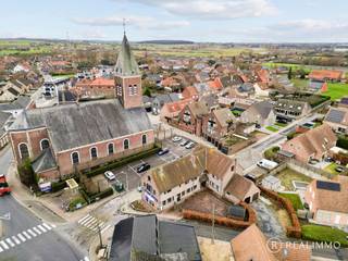 LiggingOp een uitstekende locatie tussen Anzegem, Avelgem en Zwevegem bevindt zich dit veelzijdige handelspand met tal van mogelijkheden. Dankzij de...