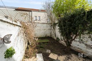 Op een boogscheut van het centrum van Gent vinden we deze te renoveren woning. Kortom bent u opzoek naar een woning met een solide basisstructuur...