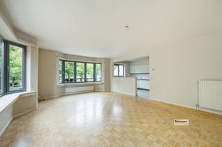 <p><span>Op een </span><span>centrale en gegeerde locatie in Brasschaat</span><span> bevindt zich dit ruime appartement van maar liefst </span><span>118 m²</span><span>, gelegen op de </span><span>eerste verdieping</span><span>.</span></p><p><span>De woning biedt dankzij haar royale oppervlakte en praktische indeling bijzonder veel wooncomfort en beschikt over </span><span>3 volwaardige slaapkamers</span><span>. Achteraan bevindt zich een </span><span>terras</span><span>, een aangename plek om in alle rust van de buitenlucht te genieten.</span></p><p><span>Een belangrijke extra troef is de </span><span>garagebox die bij het appartement inbegrepen is</span><span>, ideaal voor het veilig parkeren van de wagen en voor extra bergruimte.</span></p><h3><span>Een ideale woning voor wie op zoek is naar </span><span>ruimte, comfort en een praktische ligging</span><span>, met bovendien het voordeel van een eigen garagebox.</span></h3><p><span>Interesse? Contacteer ons gerust voor meer informatie of om een bezoek in te plannen.</span></p>