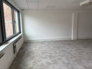 Kantoor te huur met ideale ligging in het hart van de Europese wijk. Talrijke faciliteiten in de onmiddellijke omgeving (winkels, bars,...