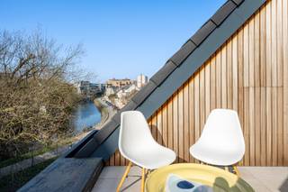 In een rustig straatje, op slechts 1,5 km wandelen van Gent Zuid, bevindt zich dit energiezuinige nieuwbouwproject met een moderne en warme uitstraling. <br />De woning is zuidwest georiënteerd en werd doordacht ontworpen met veel lichtinval. <br />Als absolute blikvanger geniet u van een ruim dakterras met een wijds uitzicht over het water.<br /><br />ENERGIEZUINIG <br /><br />Deze woning wordt gebouwd volgens de huidige strenge bouwnormen. <br />Zo beschikt de woning over zonnepanelen, een warmtepomp, vloerverwarming, HR-dubbel glas en hoogwaardige vloer-, muur- en dakisolatie. <br />Het resultaat: EPB-score onder de 20 kWh!<br /><br />INDELING<br /><br />Gelijkvloers:<br />Inkomhal, ruime fietsenberging, toilet met lavabo, twee (slaap)kamers of bureauruimtes met toegang tot de patio en een eerste badkamer met inloopdouche.<br /><br />1ste verdieping:<br />Open keuken met kookeiland, eetplaats en praktische berging. Vanuit deze verdieping geniet u al van een mooi zicht op het water.<br /><br />2de verdieping:<br />Gezellige zithoek/salon, derde (slaap)kamer en een tweede badkamer met inloopdouche en toilet.<br /><br />3de verdieping:<br />Grote berging en een royaal dakterras met een indrukwekkend uitzicht over het water.<br /><br />AFWERKING<br /><br />De keuken kan u zelf nog kiezen met een ruim budget van 15.000€.<br /><br />TOPLOCATIE<br /><br />Rustig wonen op een bijzondere locatie vlak bij de Gentse binnenstad!<br />De P+R Ledeberg op 100 meter wandelen: 50 €/maand.<br /><br />VERKOOPPRIJS<br />Grond: 219.000 € + 12% RR<br />Constructie: 350.000 € + 21% btw<br /><br />Meer info? Bel Marianne: 0478 38 12 88 of mail marianne@cornelis-goeman.be