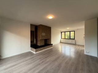 Appartement met 2 slaapkamers op een centrale ligging<br /><br />Dit aangename appartement is gelegen op wandelafstand van winkels, horecazaken en scholen, waardoor u geniet van een vlotte bereikbaarheid van alle dagelijkse voorzieningen.<br /><br />De lichtrijke leefruimte zorgt voor een aangename woonomgeving en sluit aan op de keuken, die uitgerust is met een koelkast, een keramische kookplaat en een vaatwasser. Daarnaast beschikt het appartement over een praktische berging, ideaal voor extra opslagruimte.<br /><br />Verder zijn er twee slaapkamers en een badkamer met douche en badkamermeubel met enkele wastafel.<br /><br />De verwarming gebeurt via centrale verwarming op aardgas, wat bijdraagt aan een comfortabel woonklimaat.<br /><br />Het appartement is onmiddellijk beschikbaar.<br /><br />De troeven:<br /><br />- Centrum Herentals<br />- 2 slaapkamers<br />- parkeergelegenheid in de buurt<br />- Balkon<br />- Onmiddellijk beschikbaar<br /><br />Heb je interesse? Vraag uw bezoek aan via onze website https://www.immovl.be/te-huur/list en druk op de knop <strong>'IK WENS EEN BEZOEK'</strong>.