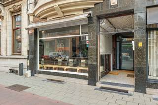 <p>Op zoek naar een uitgeruste handelszaak met karakter en comfort? Dan is deze commerciële ruimte op de Mechelsesteenweg 113 precies wat u zoekt. De ligging is moeilijk te kloppen: Stadspark, Theaterbuurt en ’t Zuid liggen op wandelafstand. Restaurants, koffiebars, winkels en openbaar vervoer vind je om de hoek.</p><p>• Hoge plafonds & authentieke moulures <br />• Kleinschalig karaktergebouw <br />• Centrale ligging tussen Stadspark, Theaterbuurt en ’t Zuid</p><p>Op het gelijkvloers bevindt zich een mooie RECA ruimte op een absolute toplocatie. Ideaal voor de next big thing in het culinaire Antwerpen.</p><p>Of je nu droomt van een stijlvol kantoor, een unieke handelsruimteof een creatieve hub, hier kan je jouw concept volledig tot leven brengen.<br />De ruimte zelf biedt een oppervlakte ca. 71 m², ideaal om volledig naar eigen smaak en functie in te richten. De praktische indeling zorgen voor maximale flexibiliteit.</p><p>De omgeving? Die spreekt voor zich. Je zit hier tussen hippe horecazaken, creatieve hotspots en een constante stroom van leven — een plek waar jouw zaak gegarandeerd opvalt.</p><p>Buitenkans voor de snelle beslisser. Interesse?<br />Gelieve uw gegevens in te vullen via onze website zodat de dossierverantwoordelijke van Sinjoor Makelaars zo snel mogelijk contact met u kan opnemen.</p>
