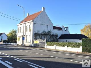 Uiterst commercieel gelegen villa/kantoor/winkel/projectgrond ( 5 woningen) (60 m façade) op 2000m² aan hoofdweg, bestaande uit een ruime private afgesloten parking, dubbele garage, ruime zonnige tuin. Ideale ligging langsheen een drukke hoofdweg voor een kantoor/winkelruimte,... . De woning omvat op het gelijkvloers een ruime inkomhal, keuken, 2 bureaus, 2 woon/leefruimten, een ruime binnen-veranda, 2de veranda met binnenzwembad, wasruimte met douche, toilet. Op het verdiep zijn er 3 slaapkamer telkens met kleine badkamer of bureau. 2 zolderruimten waarvan 1 met vaste trap. Badkamer. Prijs op aanvraag.