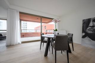 TURNOVA RESIDENTIES, RES. ROTOR, WONEN IN HET HART VAN TURNOVA <br /><br />Residentie Rotor ligt centraal in het bruisende gedeelte van Turnova, naast de Turnova Toren, Academie, winkels, restaurants maar toch in alle rust, mede dankzij het ruime gemeenschappelijke dakterras maar ook zeker door de typerende architectuur van het gebouw. Grote ramen, ruimte, hoogwaardige afwerking, centraal maar toch privé.<br /><br />Het gebouw is ruim opgevat met onder andere het dakterras maar toch voldoende kleinschalig om maximaal te kunnen genieten. Er zijn nog enkele appartementen beschikbaar die volledig naar wens kunnen afgewerkt worden in samenspraak met de bouwheer.<br /><br />Alle appartementen beschikken ook over een ruim privatief terras!<br /><br />In het centrum van Turnhout, vlak bij de Grote Markt, maakt u kennis met “Turnova”! Een bruisend nieuw stadsdeel. Naast appartementen en een 40-tal winkels is er ook plaats er ook de nieuwe Stedelijke Academie van Schone Kunsten, luxe-hotel Corsendonck, 3 restaurants waarvan we “Hert” terugvinden op de hoogste verdieping van de Turnova Toren met een ongelooflijk uitzicht en een grote ondergrondse parking. Drie pleinen met een eigen sfeer versterken het stadshart. Samen met de gezellige cafés, restaurants en terrasjes geeft Turnova ongetwijfeld een nieuwe dimensie aan het stadscentrum.<br /><br />Momenteel zijn nog enkele appartementen beschikbaar in Residentie Academie, wees er dus snel bij!<br /><br />De verkoop valt onder Registratie en BTW.<br /><br />Maak nu een afspraak via nieuwbouw@hillewaere.be of contacteer onze nieuwbouw makelaar om meer te weten te komen over dit project op 014/ 45 10 11 !