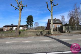Mooie bouwgrond voor <strong>halfopen bebouwing </strong>van 6a83ca, aan de Hasseltsesteenweg, met maar liefst 170 m² bouwoppervlakte.<br /><br /><strong>Ligging<br /><br /></strong>Centraal gelegen bij Tongeren.<br /><br />Uitzicht op platteland.<br /><br />Centrum van Tongeren op 3 km, openbaar vervoer op 100 meter.<br /><br /><strong>Contacteer ons voor meer informatie: 012 744 844</strong>