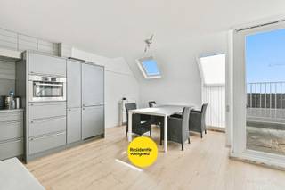 Dit op te frissen duplex-appartement biedt een uitstekende combinatie van ruimte, lichtinval en een centrale ligging. Dankzij de praktische...
