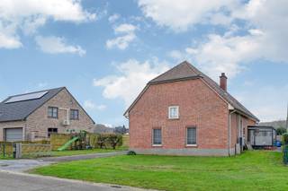 Op een rustige, kindvriendelijke ligging en toch nabij het centrum van Paal vinden we deze ruime, instapklare woning met maar liefst 5 slaapkamers terug.<br />Op het gelijkvloers hebben we een living met open keuken, een tweede living en hiertussen nog plaats voor een bureau of speelkamer voor de kinderen. <br />De badkamer is voorzien van een bad en een douche.<br />Aan de keuken is er nog toegang tot een veranda en een berging.<br />De tuin met garage maakt het plaatje helemaal af.<br />Extra troeven: EPC klasse B, zonnepanelen<br /><br />Interesse in een bezoek of wens je meer info? Contacteer me dan gerust via het nummer 0491 15 30 43 of via hallo@nielsvastgoed.be