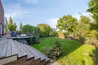 <p><span>Au cœur des vastes prairies et du magnifique paysage vallonné de Lubbeek, à deux pas de Louvain et bénéficiant d'un accès aisé aux principaux axes routiers, nous avons l'honneur de vous proposer à la vente cette propriété unique.</span></p><p><span> </span></p><p><span>Cette villa particulièrement bien entretenue et prête à emménager, construite en 2004, a été rénovée avec goût au fil des ans, dans le souci de la qualité, du confort et des matériaux haut de gamme. Située sur un beau terrain verdoyant de 915 m² et dotée d'une surface habitable généreuse de pas moins de 331 m², cette propriété économe en énergie comprend, au rez-de-chaussée, un hall d'entrée accueillant, un vaste salon avec mezzanine</span><span> offrant une luminosité exceptionnelle et une grande sensation d’espace</span><span>, une cuisine ouverte entièrement équipée, un débarras pratique, des toilettes pour invités et un garage intégré. De plus, le rez-de-chaussée dispose d’un espace polyvalent avec salle de douche attenante, qui peut parfaitement servir de chambre supplémentaire, de bureau ou de salle de loisirs. </span></p><p><span> </span></p><p><span>Le premier étage comprend un vaste palier avec un espace bureau ouvert, trois chambres à coucher à part entière, dont l’une est actuellement aménagée en dressing, ainsi qu’une salle de bains élégante, équipée à la fois d’une baignoire et d’une douche à l’italienne. La maison dispose également d’un grenier de rangement fonctionnel et d’un abri de jardin pratique.</span></p><p><span> </span></p><p><span>À l’extérieur aussi, cette villa a de quoi séduire. Les futurs propriétaires pourront profiter d’un beau jardin intime, agrémenté de plusieurs terrasses où il fait bon se détendre et où règne une atmosphère paisible. </span></p><p><span> </span></p><p><span>En résumé, cette villa étonnamment spacieuse et pleine de caractère allie une sensation d’espace exceptionnelle au confort contemporain, à des finitions de qualité et à un emplacement particulièrement agréable. Un choix incontournable pour ceux qui recherchent une maison prête à emménager où calme, intimité, accessibilité et qualité de vie s’harmonisent à la perfection.</span></p><p><span> </span></p><p><span>À saisir sans tarder !</span></p><p><span> </span></p>