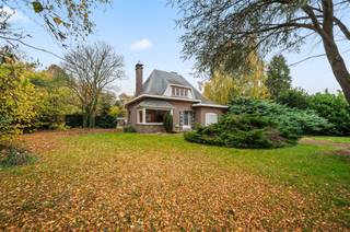 <p><span>Met een perceel van circa 43 meter breed en 101 meter diep biedt deze villa bijna eindeloze mogelijkheden: verbouwen, uitbreiden, aanbouwen, herbouwen of zelfs opsplitsen in twee percelen. De woning ligt meer dan 20 meter terug van de Bredestraat, wat zorgt voor ruime parkeermogelijkheden in de voortuin, waar een prachtige Libanonceder het geheel siert. De villa met mansardedak in natuurleien beschikt over een degelijke dakstructuur. Onder het dak bevinden zich, naast twee ruime kamers, nog mogelijkheden voor het creëren van een zeer grote derde kamer of bureau. Het interieur wordt gekenmerkt door authentieke elementen zoals glas-in-lood in binnendeuren, bogen, hoge plafonds en een stijlvolle houten trap. De living heeft vooraan een mooie erker. De aparte eetkeuken geeft toegang tot een ruime kelder en sluit onrechtstreeks aan op de diepe, brede inpandige garage. Qua isolatie leent deze villa zich onder meer voor na-isolatie van de spouw, gespoten PUR-isolatie op het kelder- of kruipkelderplafond en het vervangen van de stookolieketel door een gasketel.</span></p>