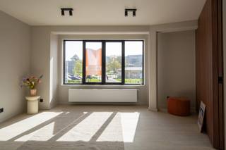 Volledig vernieuwde appartementen op een toplocatie aan het UZ Gent!<br />Bent u op zoek naar een volledig vernieuwd appartement met slaaphoek vlakbij het UZ Gent? <br />Dan is dit zeker iets voor u! <br /><br /><u><strong>Voor meer info elisa@ocvastgoed.be of 0468 45 65 26! </strong></u><br /><br /><strong>REEDS 75% VERKOCHT </strong><br /><br />Wij bieden in dit project 14 appartementen aan op een absolute A-locatie bij het UZ Gent, met een onmiddellijke verbinding naar alle belangrijke invalswegen. Van hippe studio’s en 1-slaapkamer appartementen tot de ruime 2-slaapkamer appartementen.<br /><br /><u><strong>Troeven: </strong></u>
<ul>
	<li>Volledig vernieuwd: De uitstraling en het comfort van nieuwbouw dankzij een totaalrenovatie.</li>
	<li>Kwaliteitsmaterialen: Voorzien van prachtige parketvloeren en een op maat gemaakte keuken.</li>
	<li>Optimaal comfort: Het gebouw beschikt over een lift.</li>
	<li>Mobiliteit: Mogelijkheid tot aankoop van een garageplaats en veilige stallingen voor fietsen.</li>
</ul>
Bent u benieuwd naar de verschillende types en prijzen? Wacht niet te lang en plan vandaag nog uw bezoek aan deze toplocatie!<br /><br />Bruikbare vloeroppervlakte (opgemeten volgens EPC van specifieke studio huisnr. 190): 41 m2.<br /><br />Stedenbouwkundige inlichtingen: bouwvergunning, woongebied,  voorkooprecht, geen gerechtelijke herstelmaatregel of bestuurlijke maatregel opgelegd.<br />Geen overstromingsgevoelig gebied. P-score = A, G-score = A, geen renovatieverplichting<br />Elektriciteit conform <br />EPC: 111 kWh (B) 