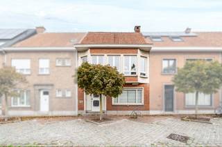 Ruime instapklare gezinswoning met tuin, garage en staanplaats in residentiële woonkern van Zele. Ook ideaal als investering! (Verhuurd)<br /><br />Deze mooie woning aan de Avil Geerincklaan combineert een praktische indeling met comfortabele leefruimtes en een centrale ligging nabij openbaar vervoer en het centrum van Zele. De woning beschikt over een aangename tuin, een garage en een staanplaats achteraan die rechtstreeks toegankelijk zijn vanuit de woning, wat zorgt voor extra gebruiksgemak. Met 3 volwaardige slaapkamers en een ruime zolder van 45 m² biedt deze woning bovendien potentieel voor een extra kamer, hobbyruimte of bureau. Dankzij het EPC-label C geniet u van een degelijke energieprestatie. Een ideale woning voor gezinnen die ruimte en een vlotte bereikbaarheid zoeken.<br /><br />Belangrijkste ruimtes:<br />• Inkomhal (18 m²) met toegang tot de leefruimtes<br />• Ruime woonkamer (34 m²) met aangename lichtinval<br />• Eetkamer (15 m²) aansluitend aan de keuken<br />• Keuken (8 m²) met praktische indeling<br />• Apart toilet (2 m²) met handenwasser<br />• Wasplaats (6 m²) met aansluiting voor wasmachine en droogkast<br />• Badkamer (6 m²) met ligbad, toilet en wastafel in meubel<br />• Slaapkamer (17 m²)<br />• Slaapkamer (18 m²)<br />• Slaapkamer (9 m²)<br />• Zolder (45 m²) met mogelijkheid tot extra kamer<br />• Tuin met directe toegang naar garage en staanplaats<br /><br />Troeven:<br />• Instapklare gezinswoning met tuin<br />• Prima investering!<br />• Garage en staanplaats achteraan met directe toegang tot de woning<br />• 3 volwaardige slaapkamers en uitbreidingsmogelijkheid op zolder<br /><br />Neem vandaag nog contact op voor een bezoek.<br /><br />JOUW DROOMHUIS. ZO GEVONDEN!