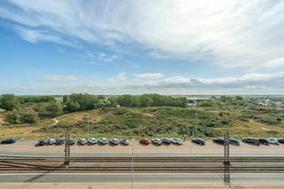 Zonnige studio met zicht op het hinterland gelegen op de vijfde verdieping van de Residentie Zeegalm te Middelkerke, Zeedijk 257. Deze studio ligt op wandelafstand van het Epernayplein en het centrum. Voldoende parkeermogelijkheid in de onmiddellijke omgeving.<br /><br />Indeling: <br />-leefruimte met aansluitend zuidgericht terras <br />- keuken <br />- badkamer met douche, lavabo en toilet. Er is eveneens een privé kelderberging alsook een gemeenschappelijke fietsenberging.<br /><br />Pluspunten:<br />- grote privé kelderberging<br />- zonnekant<br />- magnifiek open zicht op het hinterland en de duinen<br />- gemeenschappelijke fietsenberging<br />- directe toegang tot Zeedijk<br />- conform elektriciteitsattest<br />- vlakbij openbaar vervoer<br /><br />Bent u op zoek naar vastgoed te koop te Middelkerke met een uniek open zicht? Aarzel dan niet en vraag snel uw bezoek aan<br /><br />Bestuursmaatregelen in het maatregelenregister: nee