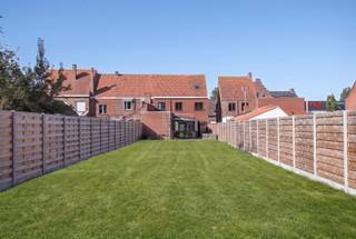 <p><span><br /></span><span>Volledig gerenoveerde, instapklare, eigentijdse gezinswoning met ruime tuin en garage.</span><span> </span></p><p><span>Deze volledig gerenoveerde woning werd met oog voor comfort en kwaliteit aangepakt!<br />Van nieuwe ramen, vloeren, leidingen, electriciteit ( conform!), regenputwater ( 10.000l), badkamer, keuken… : alles werd grondig vernieuwd!<br />Een aangename leefruimte met aansluitend de volledig geinstaleerde, eigentijdse keuken en voorziening voor de wasmachine/droogkast en toegang tot de lichtrijke veranda, die een mooi zicht biedt op het terras en de volledig omheinde ruime tuin, waar men in alle privacy kan genieten van het omliggende groen.<br />Verder beschikt de woning over een garage met een praktische uitweg naar de tuin, evenals een droge kelder.<br />Boven bevinden zich de 3 volwaardige slaapkamers, de nieuwe badkamer met inloopdouche en een apart toilet.<br />Via de vaste trap bereikt men de ruime, geisoleerde zolder, voorzien van nieuwe veluxen, waar je dankzij de mooie ruimte en mogelijkheden de kans hebt om nog 2 extra slaapkamers of een polyvalente ruimte te creëren.<br />De iets hogere epc waarde ( D = GEEN renovatieverplichting! ) is op te lossen door boven CV te plaatsen.</span></p><p><span>Kortom : deze instapklare, vernieuwde woning, met modern wooncomfort, op een centrale ligging, is uw bezoekje meer als waard!<br /> </span></p>
