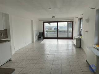 <p><span>Informatie handelshuis</span></p><p><span>Op een commerciële TOP ligging in Bredene, met prachtig zicht op het kanaal, bevindt zich dit op te frissen handelshuis met triplexwoning. Het pand combineert wonen en ondernemen en biedt bovendien interessante mogelijkheden voor herontwikkeling of investering. Op het gelijkvloers bevindt zich een handelsruimte van ca. 40 m² waarin momenteel een frituur is gevestigd. Deze zaak genereert een stabiele huuropbrengst van 605 €/maand (handelshuur 3/6/9 sinds 01/10/2022). De triplexwoning, die vrij van gebruik is, start op de eerste verdieping met een lichtrijke leefruimte van ca. 40 m² en een geïnstalleerde open keuken. Via de leefruimte heeft u toegang tot een zonnig terras van ca. 8m²! Verder vindt u hier een apart toilet en een praktische berging met aansluitingen voor wasmachine en droogkast. Op de tweede verdieping bevinden zich een ingerichte badkamer met douche en twee ruime slaapkamers, waarvan één met een zonnig terras (ca. 8 m²) met zicht op het kanaal. De derde verdieping biedt extra potentieel en kan perfect ingericht worden als master bedroom. Een bijkomende troef is de ruime parkeerstrook rondom het gebouw, wat het pand extra toegankelijk maakt voor zowel bewoners als klanten. De ligging is bijzonder aantrekkelijk: vlakbij winkels en voorzieningen, met een vlotte verbinding naar de kust en op slechts 10 minuten rijden van het strand van Bredene. Bovendien geniet u hier van een uitstekende mobiscore van 8,5/10.</span></p><p><span> </span></p><p><span>Indeling</span></p><ul><li><span>Gelijkvloers: handelsruimte ca. 40m² waarin momenteel een frituur gevestigd is.</span></li><li><span>Eerste verdieping: leefruimte ca. 40m² met aansluitend een geïnstalleerde open keuken. </span><span>Via de leefruimte heeft u toegang tot een zonnig terras van ca. 8m²! </span><span>Verder is hier nog een apart toilet en berging met aansluitingen voor een wasmachine en droogkast.</span></li><li><span>Tweede verdieping: praktisch ingerichte badkamer met douche, 2 ruime slaapkamers.</span></li><li><span>Derde verdieping:  Deze ruimte kan verder ingericht worden als master bedroom!</span></li></ul><p><span> </span></p><p><span>Extra's</span></p><ul><li><span>Ruime parkeerstrook rondom het gebouw.</span></li><li><span>Interessant pand voor herontwikkeling!</span></li></ul><p><span> </span></p><p><span>Algemene informatie</span></p><ul><li><span>Huuropbrengst frituur: 605 €/maand</span><ul><li><span>Startdatum: 01/10/2022</span></li><li><span>Duurtijd: 3/6/9</span></li><li><span>Type: Handelshuur</span></li></ul></li><li><span>Triplexwoning: vrij van gebruik</span></li></ul><p><span> </span></p><ul><li><span>EPC: 399 kWh/(m² jaar), geen lopende renovatieplicht!</span></li><li><span>Elektrische keuring: in aanvraag.</span></li><li><span>Asbestattest: Niet-asbestveilig</span><ul><li><span>2 asbestmaterialen verwijderen (dak- en gevel leien).</span></li></ul></li></ul><p><span> </span></p><p><span>Gebouw</span></p><ul><li><span>Op te frissen handelshuis bestaande uit een gelijkvloers en triplex woning.</span></li></ul><p><span> </span></p><p><span>Ligging</span></p><ul><li><span>Super commerciële ligging met prachtig zicht op het kanaal!</span></li><li><span>10 minuten rijden van het strand van Bredene!</span></li><li><span>MOBISCORE: 8,5/10!</span></li></ul><p><span> </span></p><p><span>De informatie in deze prospect is ter informatieve titel: de kandidaat-kopers moeten hun eigen zaak maken van het verkrijgen, controleren en interpreteren van deze informatie.</span></p><p><span> </span></p><p><span> </span></p>