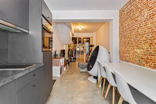 <p><strong>Studio met terras op een steenworp van de Meir.<br /><br /></strong><strong>Indeling:<br /></strong>De studio bevindt zich op het <strong>gelijkvloers</strong>, we komen langs de inkom binnen die direct aansluiting geeft op alle ruimtes. Aan de rechterzijde is de keuken geplaats, deze is voorzien van: een ijskast, inductie kookvuur, spoelbak en voldoende opbergruimte. <br /><br />De studio heeft een woonoppervlakte van<strong> 50m²</strong> met betonnen vloer. Aan de linkerkant bevindt zich de leefruimte, die momenteel door een kast is gescheiden van de slaapruimte. Aan de achterzijde van de studio is een <strong>binnenplaatsje</strong> van 5m² aanwezig. <br /><br />Er is een trap naar beneden die leidt naar de <strong>recent gerenoveerde badkamer</strong>, uitgerust met een inloopdouche, toilet en een enkele wastafel.<br /><br /><strong>Bijzonderheden:<br /></strong>EPC van 278 kWh/m²/jaar, label C;<br />Vaste kosten: €75,-/ maand <em>[beheer; verbruik/onderhoud van de algemene delen (incl. lift); privéwaterverbruik]</em><br />Deels gemeubeld; <br />Elektrische verwarming; <br /><br /><strong>Ligging:<br /></strong>Gelegen in het<strong> centrum van Antwerpen</strong>, op wandelafstand van de Meir! Universiteit en Hogescholen, horecazaken, openbaar vervoer en uitvalswegen in de directe nabijheid.</p>