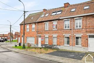 Deze energiezuinige woning heeft alle moderne en energiezuinige troeven... Naast vloerverwarming met lucht/waterwarmtepompen, tot airco's, ventilatie,... deze woning heeft het allemaal en is daarnaast gelegen op "ons dorp" te Menen in een rustige wijk.<br />ONTDEK DE WONING VIA DE VIDEO: https://youtu.be/NiI30QYIKaY<br />Indeling:<br />Glv: inkomhal (5,14m²) met apart toilet - leefruimte met houtkachel (32,44m²) en open keuken (26,60m²) bestaande uit een eiland met spoelbak en vaatwaas, inductie kookplaat, vaatwfrigo, heteluchtoven en microgolf - berging (1,69m²) - terras (22m²) - tuin met achteruitweg (63m²) - tuinberging (8,15m²) <br />Verdieping 1: nachthal - 2 slaapkamers (11,61m² - 10,06m²) - badkamer met ligbad, enkel wasmeubel en apart toilet (6,10m²) <br />Verdieping 2: slaapkamer met ingebouwde kasten (17m²) - badkamer 2 met inloopdouche, enkel wasmeubel en toilet (3,50m²) <br />Extra: zonneboiler - vloerverwarming met lucht/water warmtepomp - airco/warmtepomp lucht/lucht slaapkamer 3 - regenwater
